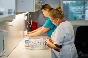 Dwie pielęgniarki w laboratorium.