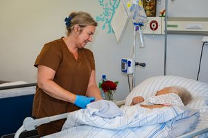 Pielęgniarka opiekująca się pacjentem.