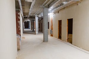 Pusty korytarz budowlany.