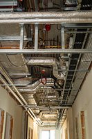 Rury i instalacje na suficie.