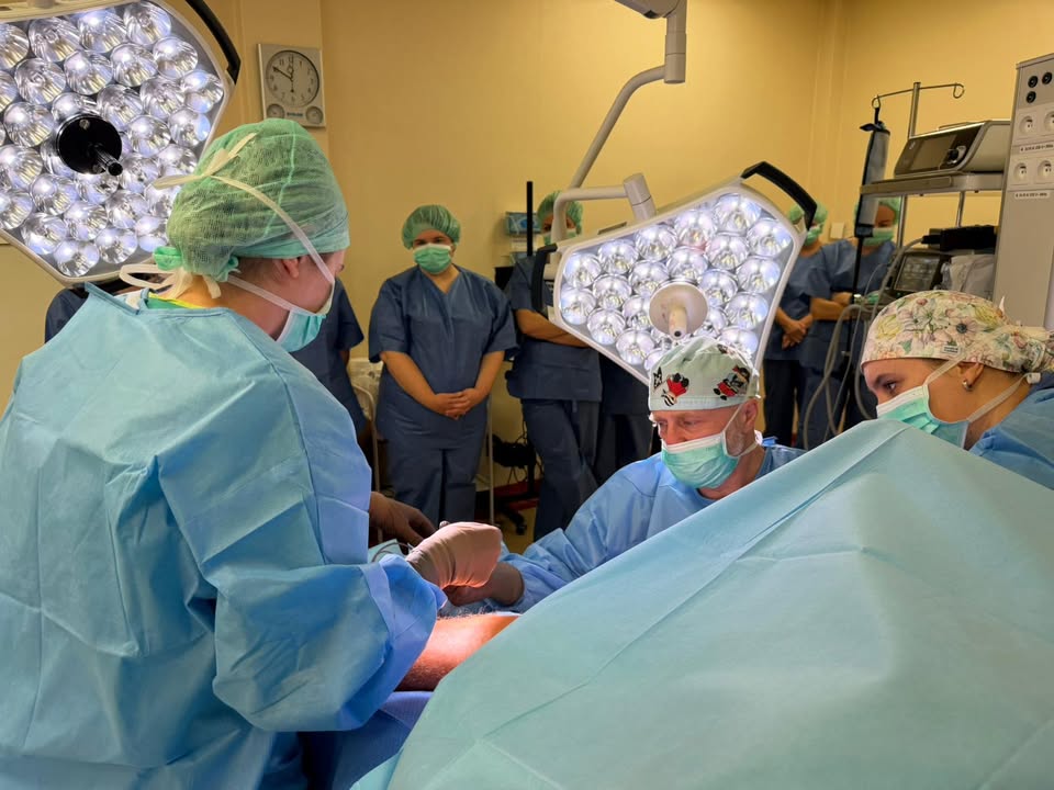 Zespół chirurgiczny w trakcie operacji.