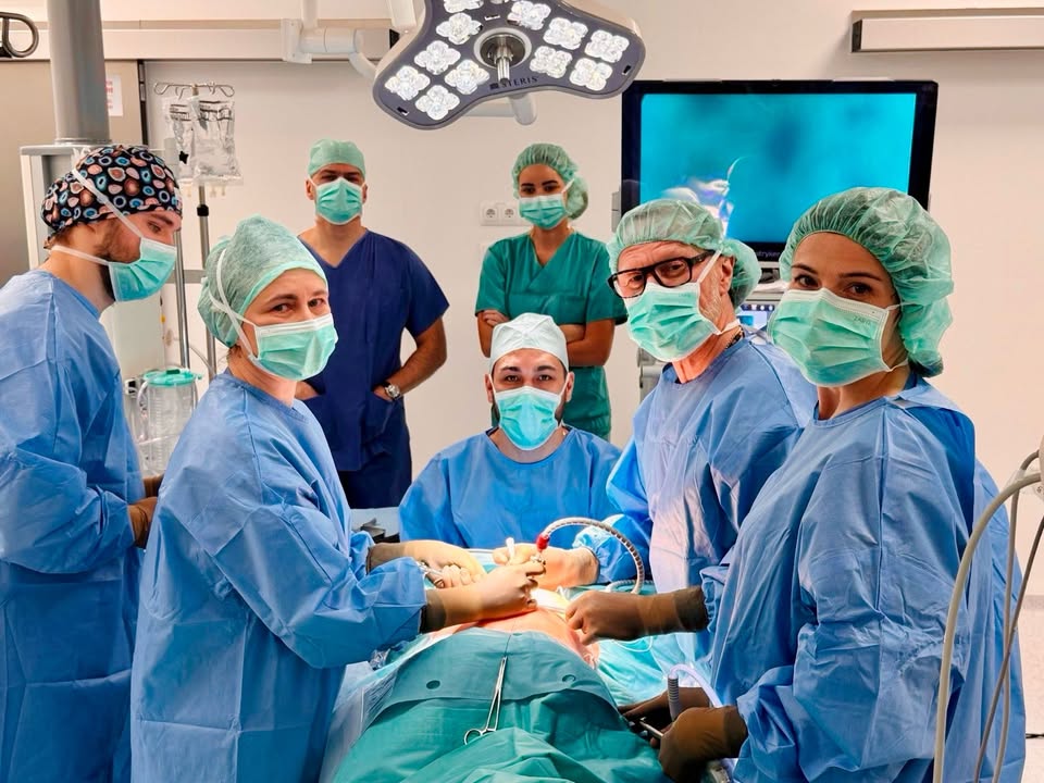 Zespół chirurgiczny podczas operacji.