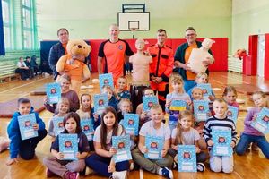 Dzieci z dyplomami i ratownicy.