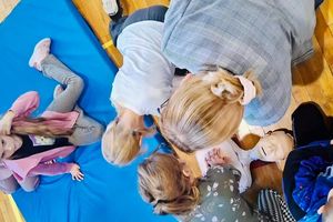 Dzieci uczące się pierwszej pomocy.