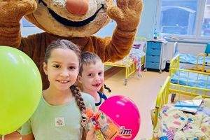 Dzieci z balonami w szpitalu.