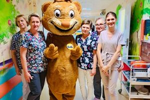 Zespół medyczny z maskotką.