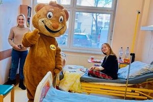 Maskotka w szpitalu z dziećmi.