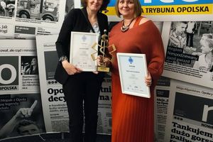 Kobiety z nagrodami i dyplomami.