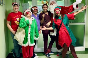 Zespół w kostiumach świątecznych.