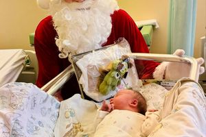 Święty Mikołaj z noworodkiem.