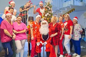 Zespół medyczny w świątecznych strojach.