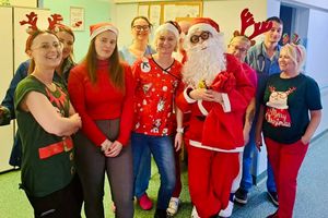 Zespół świąteczny z Mikołajem.