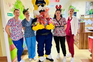 Cztery pielęgniarki z maskotką.