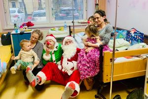 Dzieci i dorośli z Mikołajem w szpitalu.