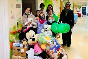 Dzieci z darami dla szpitala.