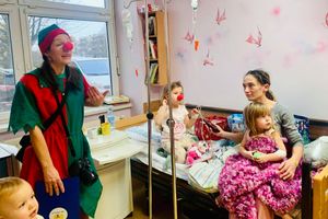 Charytatywny klaun w szpitalu z dziećmi.