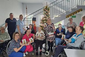 Grupa osób w domie opieki.