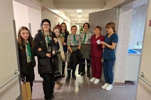 Grupa osób w korytarzu szpitala.