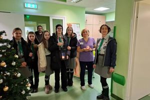 Grupa osób w szpitalu.