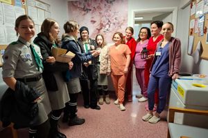 Grupa osób w szpitalu.