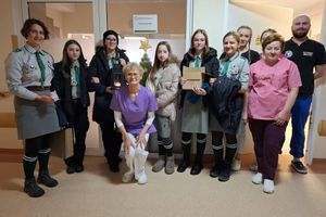 Grupa wolontariuszy z personelem medycznym.