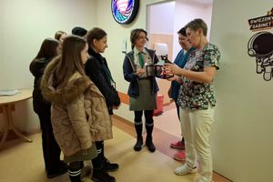 Grupa dzieci słuchająca pielęgniarki.