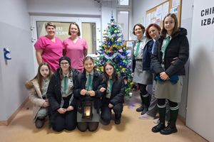 Grupa dzieci i dorosłych przy choince.