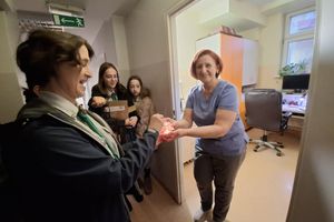 Wymiana przedmiotów w biurze.