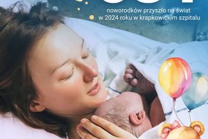 Mama trzymająca noworodka.