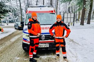 Zespół ratowników medycznych w zimowym krajobrazie.