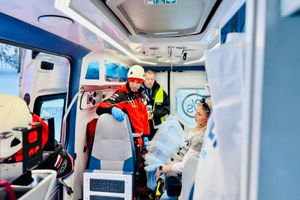 Zespół ratunkowy w ambulansie.