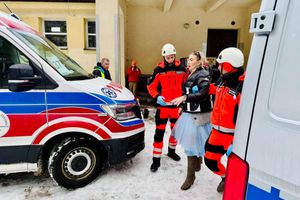 Ratownicy medyczni pomagający poszkodowanej.