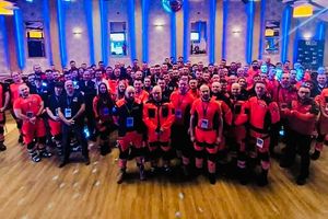 Grupa ratowników w strojach.