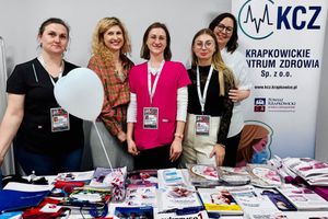 Zespół pracowników medycznych przy stoisku.