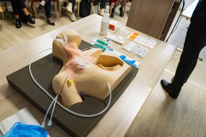 Mandel medyczny na stole.