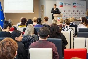 Uczestnicy konferencji w sali.