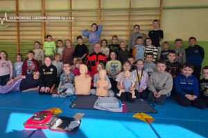 Grupa dzieci podczas zajęć z pierwszej pomocy.