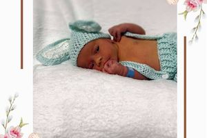 Noworodek w kapeluszu królika.