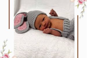 Noworodek w zabawnej czapce.