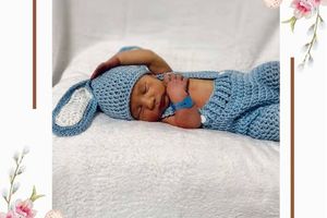 Noworodek w niebieskim stroju.