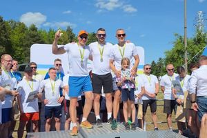 Zwycięzcy na podium z medalami.