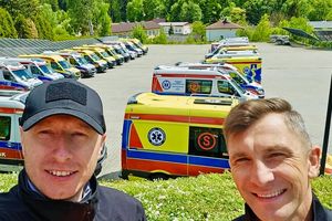 Mężczyźni z zespołem karetek.