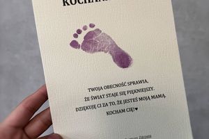 Kartka z odciskiem stopy.