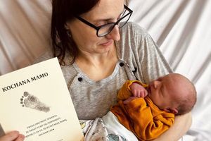 Matka trzymająca noworodka z książką.