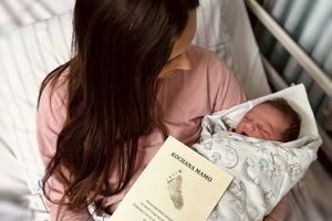 Matka trzymająca noworodka.