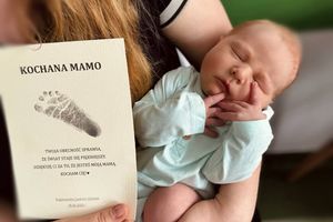 Noworodek z kartką.