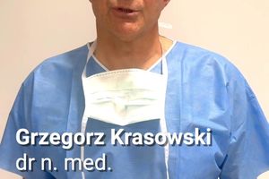 Lekarz w ubraniu ochronnym.