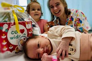 Mama z dziećmi w szpitalu.