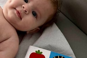 Małe dziecko z książeczką.