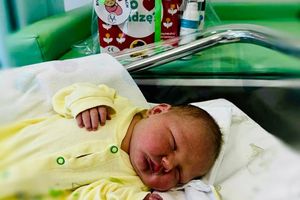 Nowonarodzone dziecko w szpitalu.